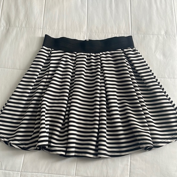 Horizontal stripped print skirt, Black & White🖤🤍 - Picture 1 of 6